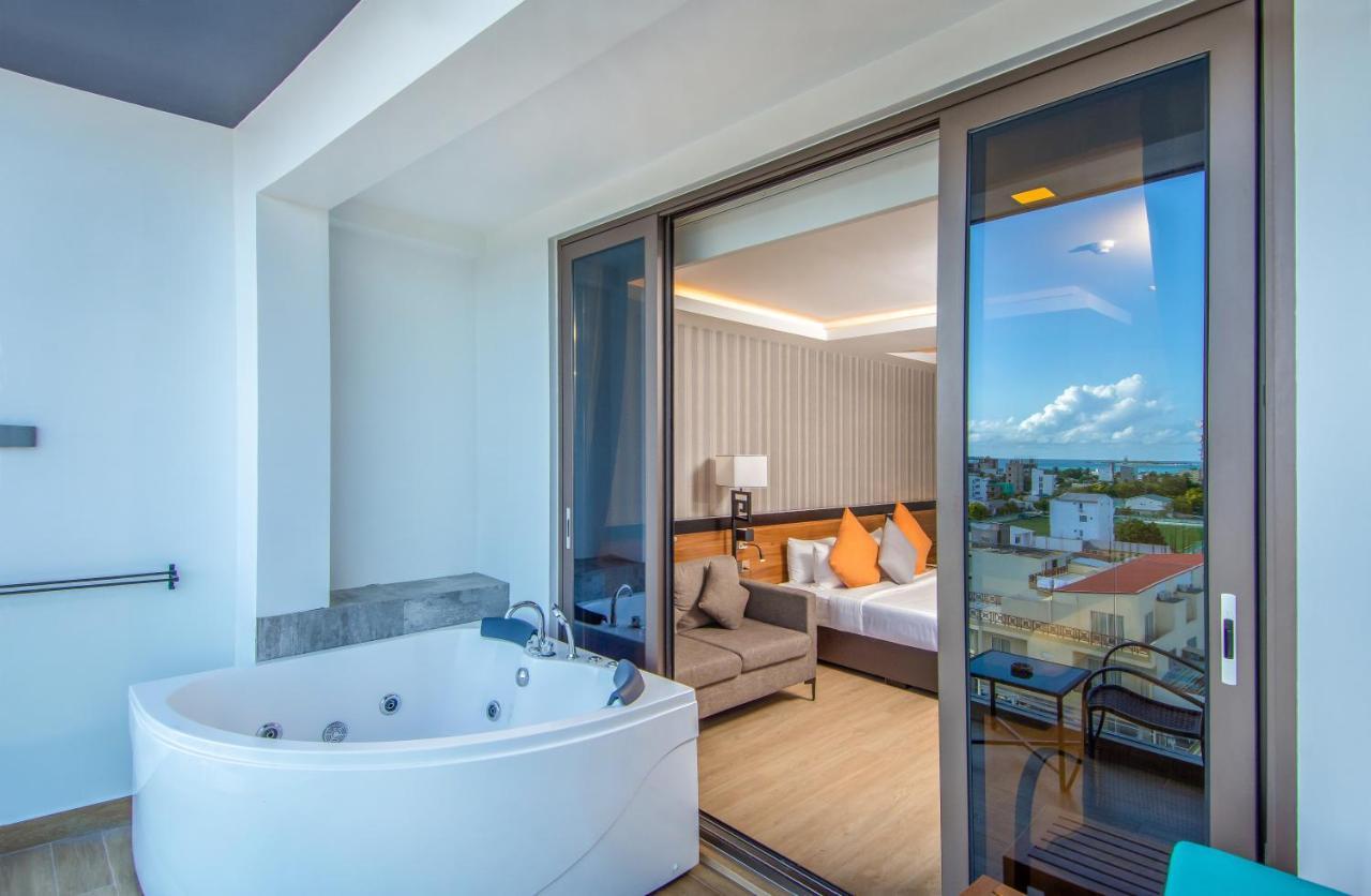 Triton Prestige Seaview And Spa Maafushi Exterior foto